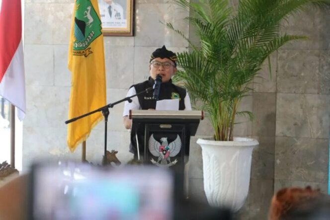 
					<em>Bupati Kuningan Dian Rachmat Yanuar saat berada di Pendopo Kuningan, Jawa Barat, Minggu (4/5/2025). HO-Pemkab Kuningan</em>