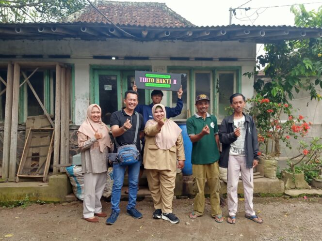 
					Budidaya maggot di Kelompok Tani Tirto Bakti II Desa Sukamakmur yang kini diolah menjadi pelet pakan ikan bernilai ekonomi tinggi