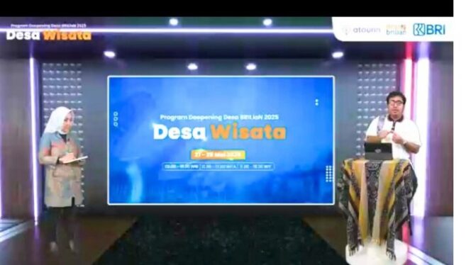 
					Reza Permadi (sebelah kanan) Menguraikan Materi Pembuatan Paket Wisata dalam Acara Pelatihan Deepening Desa BRILian 2025, Selasa (27/05/2025) di Jakarta. 