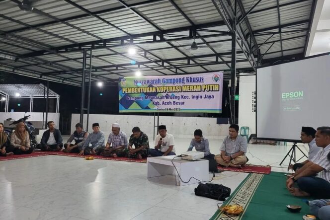 
					Suasana diskusi mengenai optimalisasi dana desa untuk pembentukan Koperasi Merah Putih di Aceh Besar.