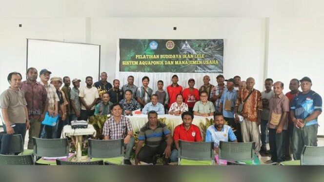 
					Kelompok Usaha Tani Petra di Kelurahan Amban antusias mengikuti pelatihan budidaya lele sistem aquaponik dari tim Unipa, siap menghasilkan panen ganda yang efisien dan berkelanjutan.