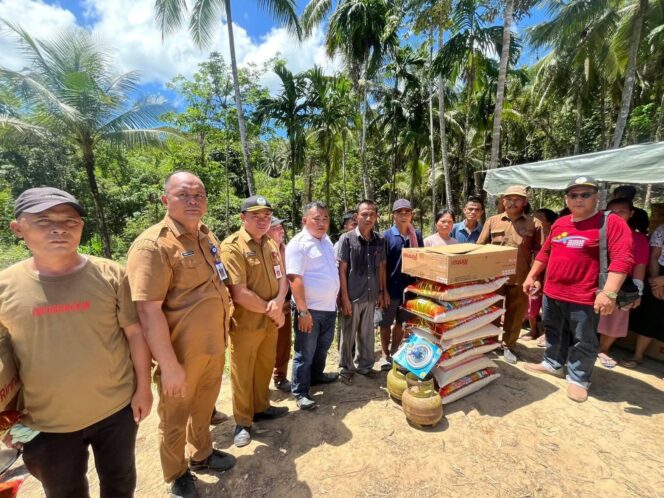 
					Bupati Nias Utara menyerahkan secara simbolis bantuan stimulan kepada perwakilan keluarga penerima manfaat di Desa Faekhunaa, Kecamatan Afulu.(Image courtesy: Diskominfo Nias Utara)