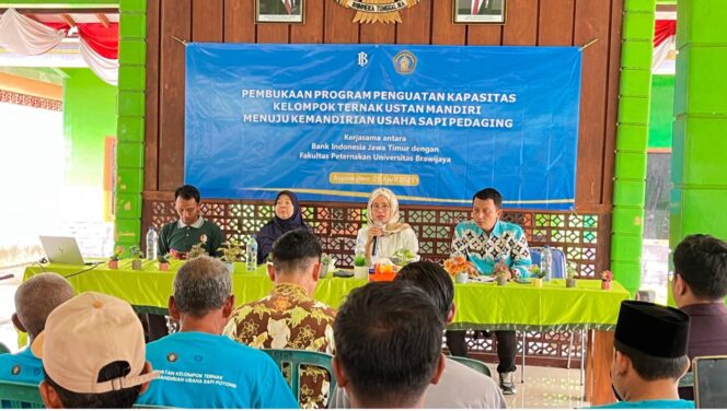 
					Pembukaan Sekolah Lapang Kelompok Tani Ternak Ustan Mandiri di Balai Desa Dolokgede, Bojonegoro, yang merupakan kerja sama Bank Indonesia Jawa Timur dan Fakultas Peternakan Universitas Brawijaya untuk meningkatkan kapasitas peternak sapi pedaging.
