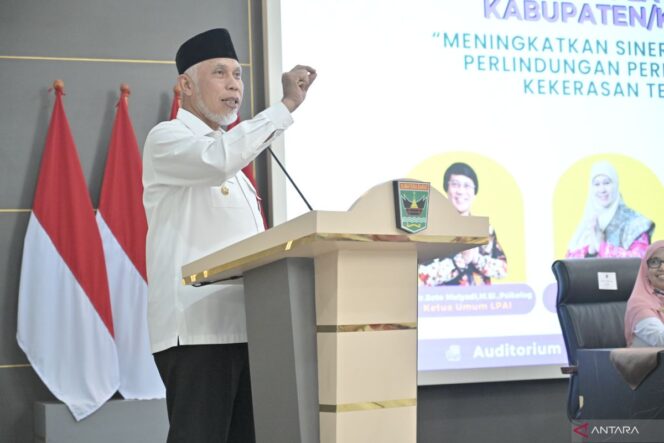 
					<em>Gubernur Sumatera Barat, Mahyeldi Ansharullah, memberikan sambutan dalam Rapat Koordinasi P2TP2A se-Sumatera Barat, menekankan pentingnya sinergi dalam mencegah kekerasan terhadap perempuan dan anak di Auditorium Gubernuran, Padang, Rabu (14/5/2025).</em>