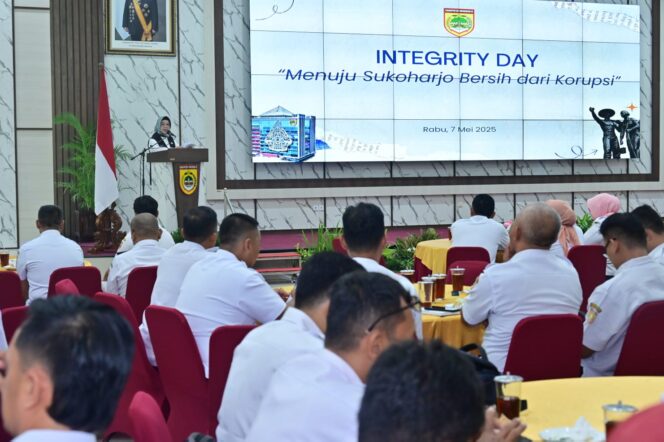
					Bupati Sukoharjo, Etik Suryani, memberikan sambutan dalam acara pencanangan Unit Kerja Zona Integritas dan Desa Antikorupsi di Auditorium Wijaya Utama, Sukoharjo, Rabu (7/5/2025). Langkah ini merupakan wujud komitmen Pemkab Sukoharjo dalam memberantas korupsi dan mewujudkan pemerintahan yang bersih, akuntabel, serta transparan.