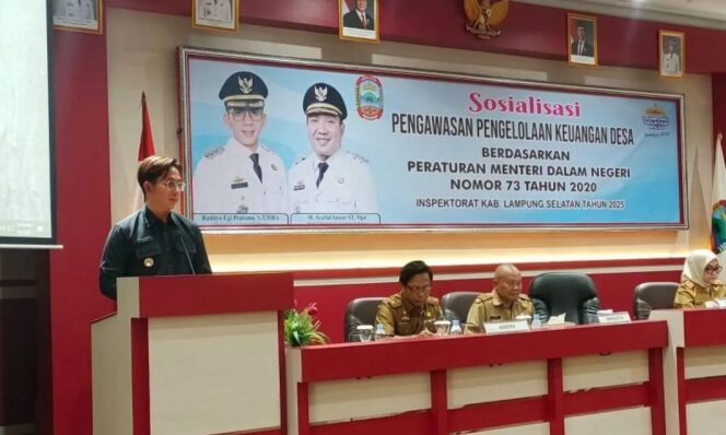 
					<em>Bupati Lampung Selatan, Radityo Egi Pratama, memberikan arahan kepada kepala desa terkait pentingnya transparansi dalam pengelolaan Dana Desa pada sosialisasi di Kalianda Selatan, Selasa.</em>