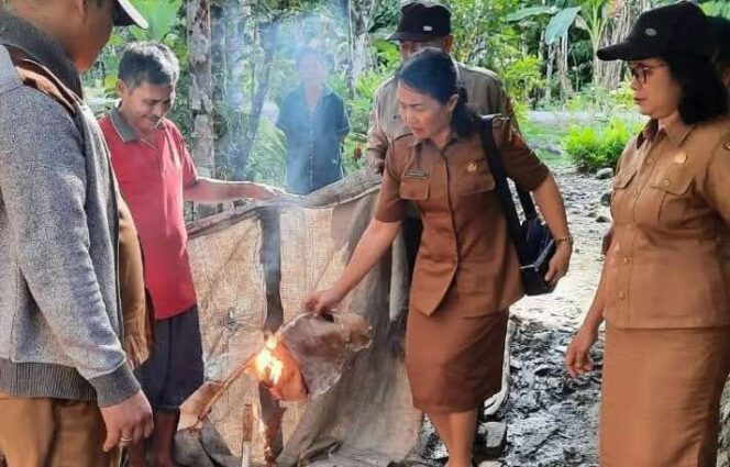 
					<em>Asisten Perekonomian dan Pembangunan Setda Nias Barat, Asaria Harefa, meninjau lokasi penemuan gas di Desa Sitolubanua.</em>