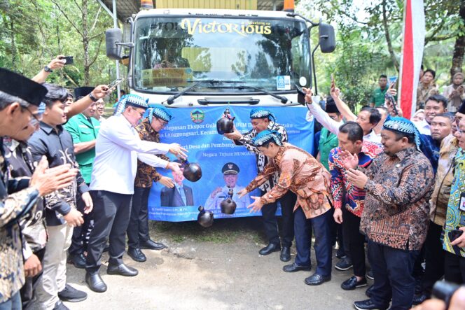 
					<em>Menteri Desa (Mendes) Yandri Susanto bersama Menteri Perdagangan (Mendag) Budi Santoso dan Bupati Banyumas Sadewo Tri Lastiono melepas ekspor gula kelapa ke Hungaria.</em>