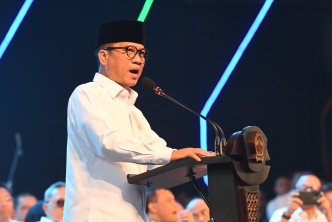 
					<em>Menteri Desa dan Pembangunan Daerah Tertinggal (Mendes PDT) Yandri Susanto (tengah) didampingi Wamendes PDT Ahmad Riza Patria (kiri) saat peluncuran percepatan Musyawarah Desa Khusus (Musdesus) se-Provinsi Jawa Tengah di Holly Stadium, Semarang, Selasa (6/5/2025). </em>