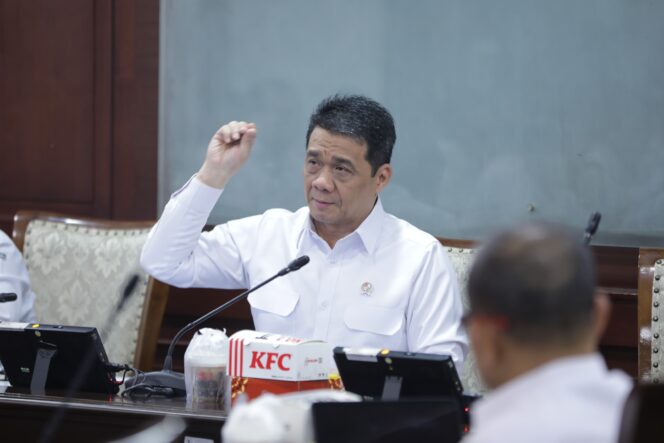 
					<em>Wakil Menteri Desa dan Pembangunan Daerah Tertinggal (Wamendes PDT) Ahmad Riza Patria memimpin Rapat Koordinasi Percepatan Pembentukan Koperasi Desa/Kelurahan Merah Putih di Kantor Kemendes PDT Kalibata, Jakarta, Rabu (7/5/2025). Wamendes memastikan Kopdes Merah Putih akan memperkuat, bukan melemahkan, usaha ekonomi yang telah berjalan di desa.</em>