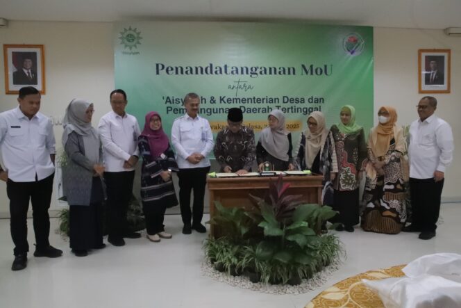 
					Menteri Desa, Pembangunan Daerah Tertinggal, dan Transmigrasi, Yandri Susanto (kiri), dan Ketua Pimpinan Pusat Aisyiyah, Salmah Orbayinah (kanan), saat menandatangani Nota Kesepahaman untuk pembangunan desa di Yogyakarta, Selasa (20/5/2025).