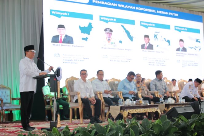 
					Mendes PDTT Yandri Susanto (kiri) saat memberikan penjelasan mengenai urgensi pembentukan Koperasi Desa/Kelurahan Merah Putih di Jambi, Rabu (28/5/2025).