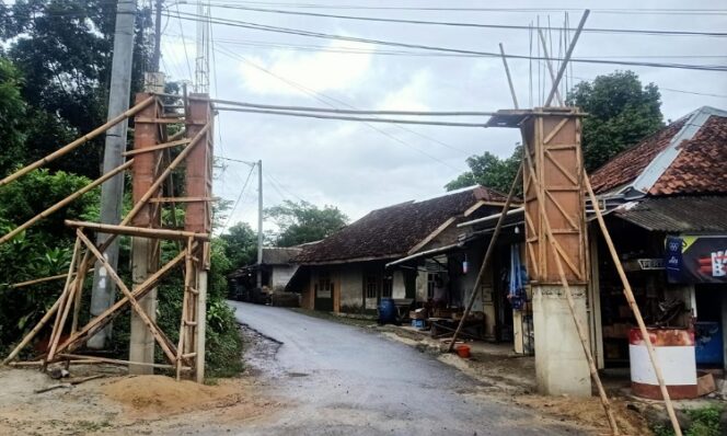 
					Gapura megah yang menjadi penanda Desa Bungurmekar, simbol kemajuan dan semangat gotong royong warga.