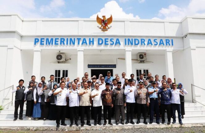 
					Mendes PDTT Yandri Susanto (tengah) bersama jajaran pejabat daerah saat meninjau Musdesus pembentukan Koperasi Merah Putih di Desa Indrasari, Kabupaten Banjar.
