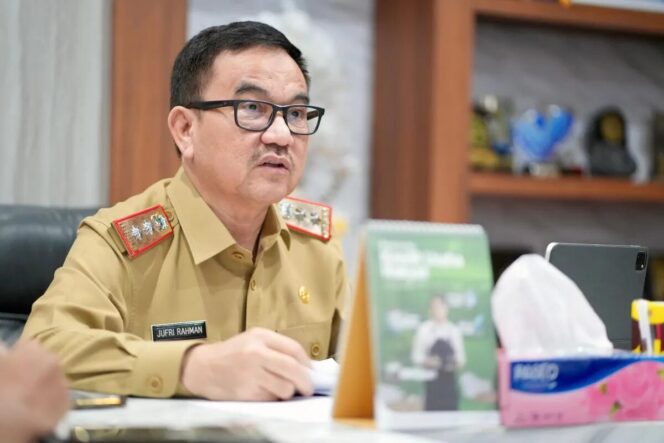 
					Sekretaris Daerah Provinsi Sulawesi Selatan Jufri Rahman saat memimpin langsung Rapat Evaluasi Percepatan Pembentukan Koperasi Merah Putih secara virtual dari Makassar, Senin (16/06/2025). (Image courtesy : HO-Humas Pemprov Sulsel (B)