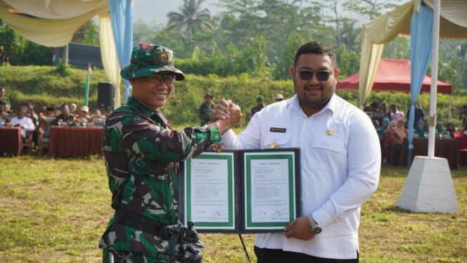 
					Suasana peresmian jalan baru yang menghubungkan Desa Ponjen dan Desa Krangean di Purbalingga, hasil TMMD Sengkuyung Tahap II Tahun 2025.