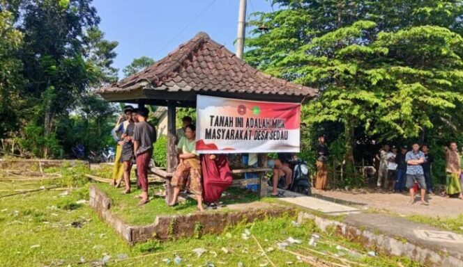 
					Warga Sedau saat aksi damai di lokasi lahan aset desa yang digugat ahli waris belum lama ini. (Image courtesy: Suara NTB)