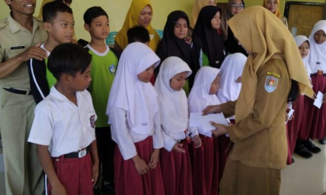 
					Siswa-siswi penerima beasiswa tersenyum bahagia saat menerima bantuan pendidikan dari Pemerintah Desa Layansari, Selasa (4/6/2025).
