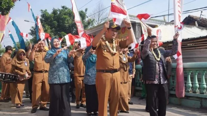 
					Wakil Bupati Mojokerto M. Rizal Oktavian memberi arahan di tengah penilaian lapang perlombaan desa dan kelurahan Provinsi Jawa Timur 2025 di Desa Ngarjo, Kecamatan Bangsal, kemarin (3/6). (Image courtesy:jprm)