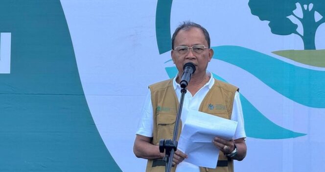 
					Gubernur Bali Wayan Koster saat menyampaikan komitmen pengurangan sampah minuman plastik sekali pakai di Hari Lingkungan Hidup, Pantai Kuta, Badung.