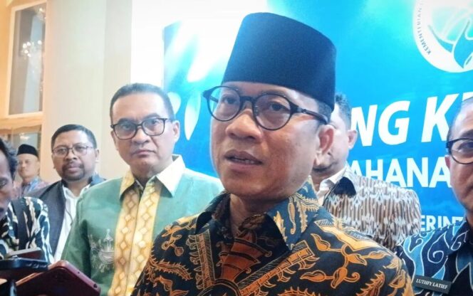 
					Menteri Desa dan Pembangunan Daerah Tertinggal (Mendes PDT) Yandri Susanto saat ditemui usai menghadiri pembukaan kegiatan Sharing Knowledge Desa Berketahanan Pangan dan Iklim di Jakarta, Selasa (10/6/2025) malam. (Image courtesy: ANTARA)