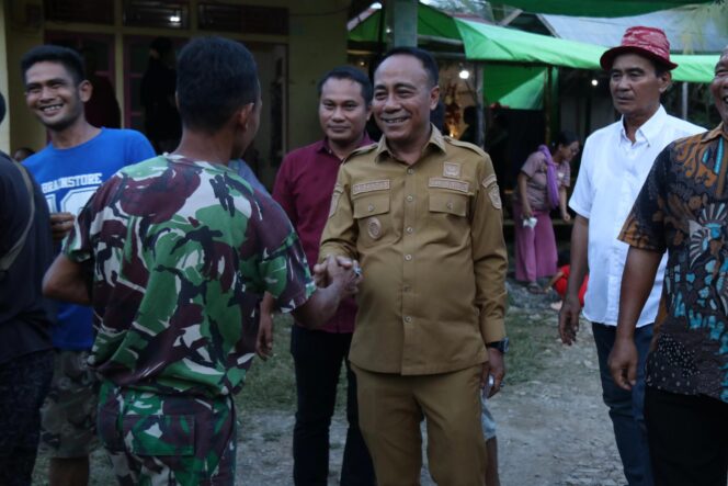 
					Wagub Kalbar, Krisantus Kurniawan berdialog dengan warga Dusun Temanang, Desa Sekubang, Kecamatan Sepauk, Sintang, saat kunker terkait program Gema Membangun Desa. (BIRO ADPIM KALBAR)