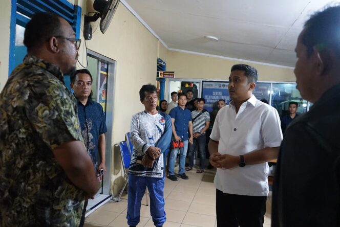 
					Wakil Gubernur Sumatera Barat Vasko Ruseimy memimpin operasi penertiban pukat harimau di perairan Air Bangis, Pasaman Barat.