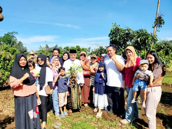 
					Panen Raya durian, alpukat, dan kelengkeng kateki di Dusun Bocok, Desa Pondok Agung, Kecamatan Kasembon, Kabupaten Malang, menjadi bukti nyata kolaborasi pemerintah daerah dan PETANESIA dalam memajukan pertanian lokal.