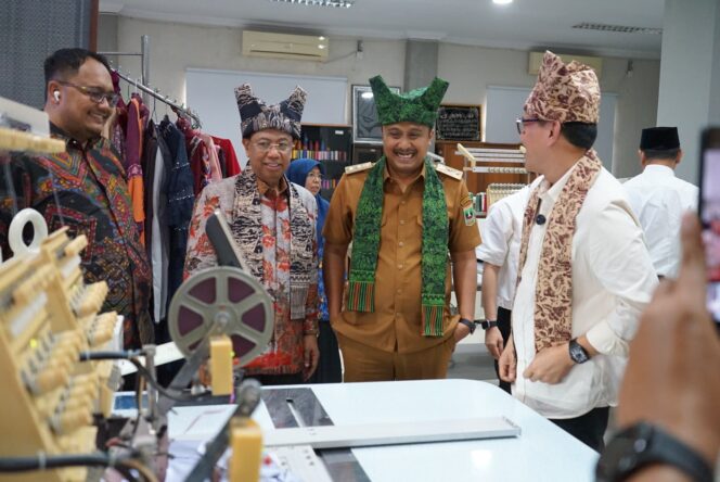 
					Wagub Sumbar Vasko Ruseimy (kiri) bersama Menteri P2MI Abdul Kadir Karding (kanan) saat meninjau Balai Diklat Industri dan Teaching Factory di ATIP, Padang, Senin (2/6/2025).