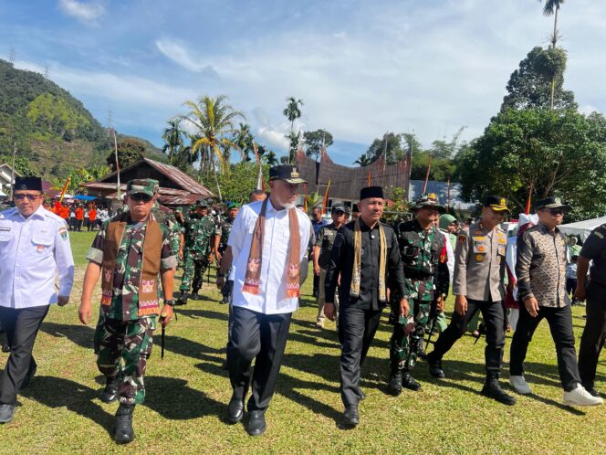 
					Gubernur Sumatera Barat, Mahyeldi Ansharullah, bersama jajaran TNI dan pemerintah daerah saat penutupan TMMD ke-124 di Nagari Harau, Kabupaten Limapuluh Kota.