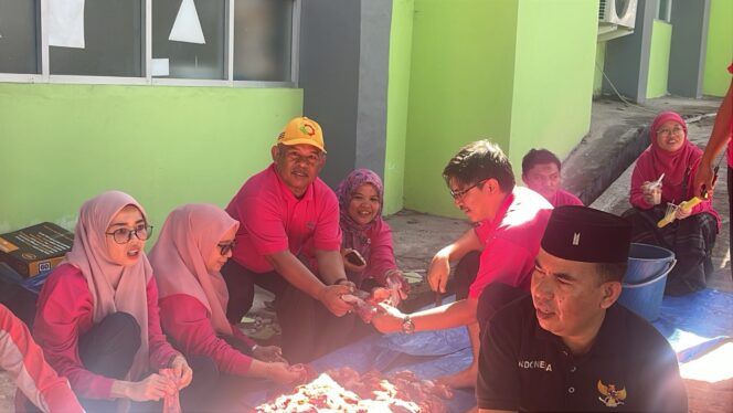
					Kepala SMK SMAK Padang, Nasir, bersama tim saat proses penyembelihan hewan kurban Iduladha 1446 H di pelataran parkir sekolah, Senin (9/6/2025).