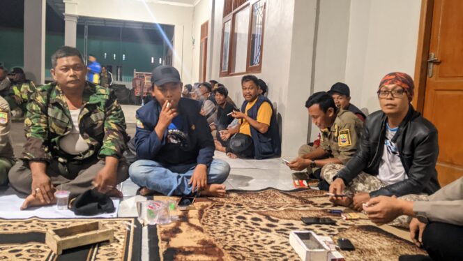 
					Ngopi Kamtibmas: Polisi dan Warga Jaga Keamanan Pebayuran