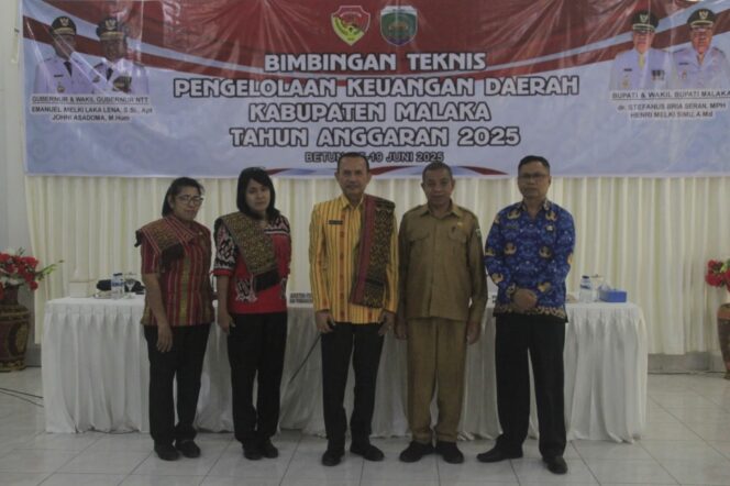 
					PlH kepala Badan Keuangan daerah kabupaten Malaka, pertama dari kanan pose bersama Pemateri dari  Badan Keuangan daerah propinsi NTT