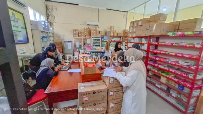 
					Dunia Penuh Ketelitian Para Penjaga Obat: Menyingkap Kehidupan Apoteker dan Tenaga Teknis Kefarmasian