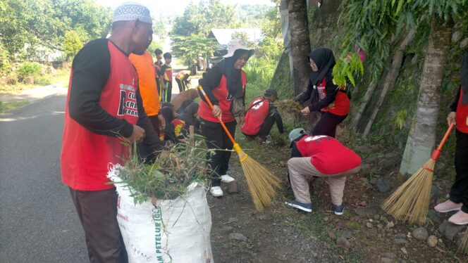 
					Sekretaris Desa Ngadipiro Iis Nurwidiastuti memimpin apel bersama dalam Gerakan Aksi Bersih Sampah Plastik dalam rangka Hari Lingkungan Hidup Sedunia 2025.