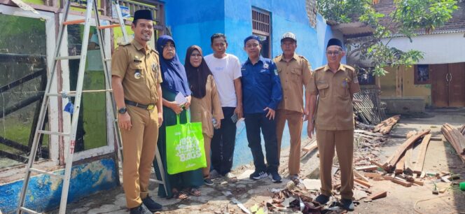 
					Camat Pebayuran, Hasyim Adnan Adha, didampingi jajaran Forkopimcam, menyerahkan bantuan sembako kepada Ibu Enah, korban rumah roboh di Desa Karangpatri, sebagai bentuk kepedulian dan respons cepat pemerintah setempat.