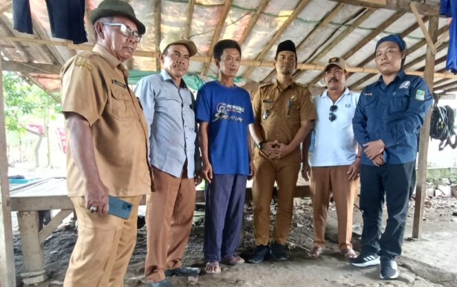 
					Camat Pebayuran Hasyim Adnan Adha (kiri) bersama staf kecamatan dan TKSK saat meninjau rumah Ahmad yang nyaris roboh di Kampung Telukbango, Desa Karangharja, Pebayuran, Senin (2/6/2025).