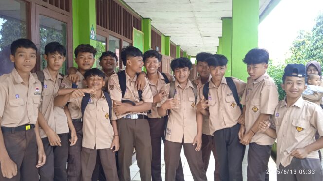 
					Kegembiraan Siswa SMPN 1 Banyumas-Pringsewu Sambut Kenaikan Kelas