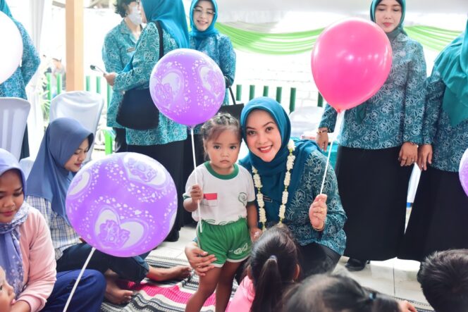 
					Ketua Tim Penggerak Pemberdayaan dan Kesejahteraan Keluarga (TP PKK) Kabupaten Lumajang, Dewi Natalia Yudha Adji Kusuma, saat mengunjungi Posyandu Desa Kabuaran pada Senin (16/6/2025).