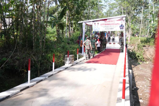 
					Persiapan menyambut Bupati Klaten, Hamenang Wajar Ismoyo, yang meninjau langsung hasil pembangunan jalan beton yang menghubungkan Desa Mundu dan Desa Sedayu, dalam program TMMD Sengkuyung di Desa Mundu.