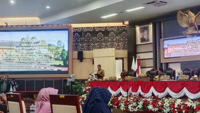 
					Pemerintah Kabupaten Kutai Kartanegara menyampaikan Nota Penjelasan terhadap Rancangan Peraturan Daerah (Raperda) tentang pembentukan tujuh desa baru, di ruang sidang utama DPRD Kukar, Senin (16/6/2025) sore.