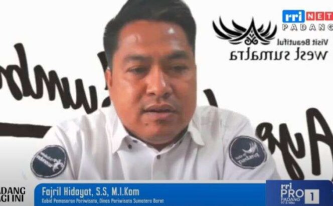 
					Kepala Bidang Pemasaran Pariwisata, Dinas Pariwisata Sumatera Barat, Fajri Hidayat saat dialog di RRI Pro 1 Padang, Rabu (25/6/2025). (Dok RRI Padang)