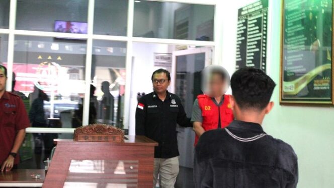 
					Eks Kades S ditetapkan tersangka atas kasus korupsi keuangan desa saat ditahan di Kejasaan Negeri Pati, Selasa (3/6/2025). Foto: dok Kejaksaan Negeri Pati