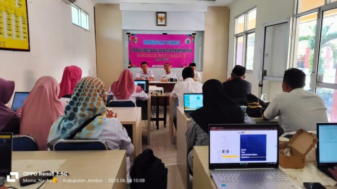 
					Plh Camat Mumbulsari membuka Bimtek Aplikasi CoreTax bagi aparatur desa di Kecamatan Mumbulsari, menekankan pentingnya transparansi perpajakan.