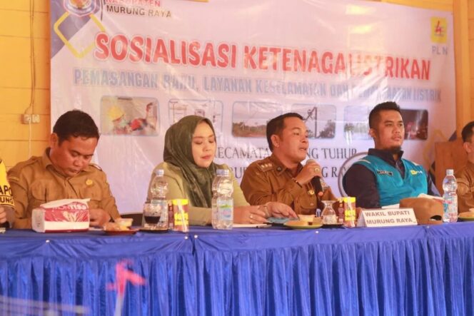 
					Wakil Bupati Murung Raya saat menyampaikan sambutan pada acara Sosialisasi Ketenagalistrikan di kantor Desa Batu Bua II, Kecamatan Laung Tuhup, pada Selasa (3/6/2025), menegaskan komitmen pemerintah daerah untuk pemerataan akses listrik di seluruh wilayah.