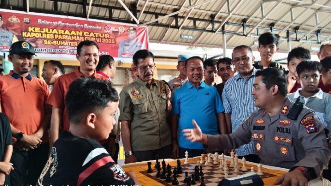 
					Kapolresta Pariaman AKBP Andreanaldo Ademi Menjalankan Langkah Catur Pertama melawan Afif Dafa Pertanda Dibukanya Kejuaraan Catur Kapolres Pariaman Cup VI 2025 se-Sumatera Barat, Jum'at (27/06/2025). 