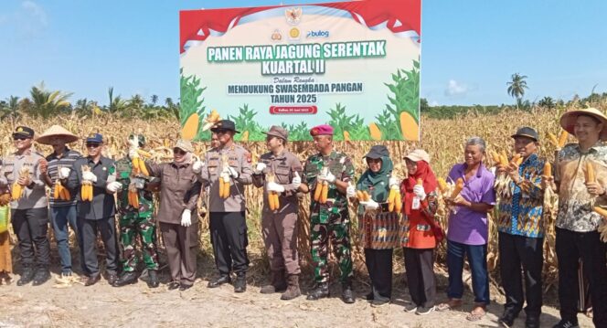 
					Bupati Mempawah Erlina (tengah) didampingi Kapolres Mempawah AKBP Jonathan David Harianthono (kanan) dan jajaran Forkopimda saat melakukan panen simbolis jagung di Dusun Karya, Desa Sungai Duri II, Kecamatan Sungai Kunyit.