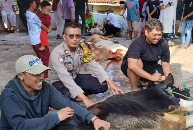 
					Bhabinkamtibmas Desa Sindanggalih Aiptu Anharudin saat memantau distribusi daging kurban Iduladha 1446 H/2025 di Sumedang