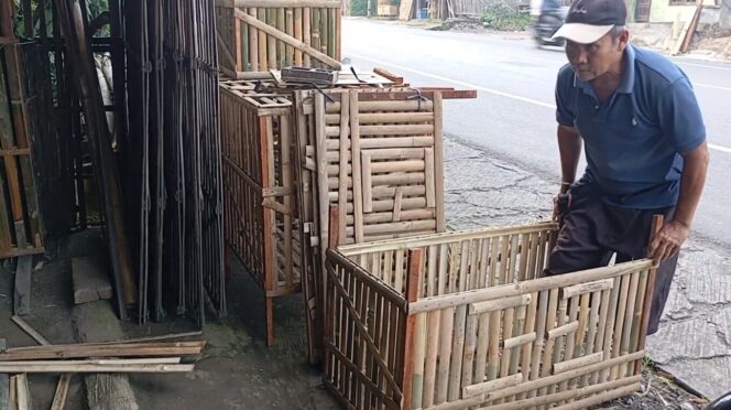 
					Para perajin tengah menyelesaikan anyaman gedek di lapak kerajinan bambu Pak Rahmat di Dusun Widoro, Desa Kesongo, Tuntang, Kabupaten Semarang.