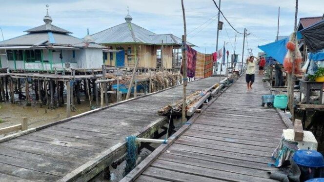 
					Suasana pemukiman warga di Siandau Desa Liagu, Kecamatan Sekatak, Kabupaten Bulungan.  (Image courtesy: TribunKaltara.com)